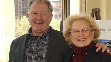 Harvey Evans y Barbar Cook llegan al ensayo de la presentación de la Filarmónica de Nueva York del musical Candide, el martes 4 de mayo de 2004, en el Lincoln Center, de Nueva York.