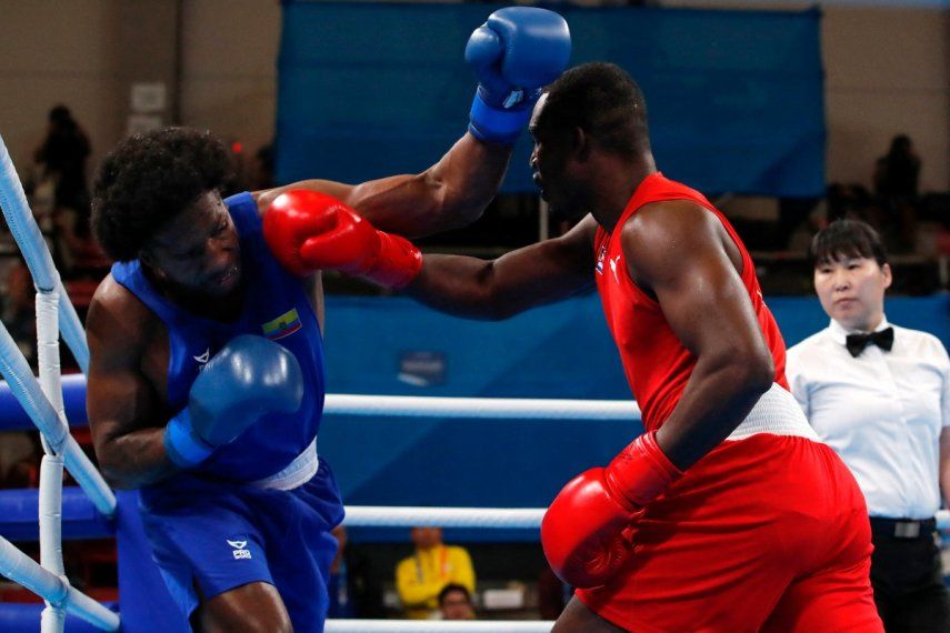 El cubano Julio César La Cruz (derecha) garantizó su presencia en los próximos Juegos Olímpicos de París 2024.