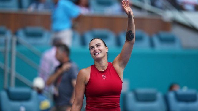La bielorrusa Aryna Sabalenka saluda al público luego de conseguir una victoria en el Abierto de Miami, el 24 de marzo de 2025.