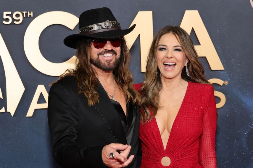 &nbsp;Billy Ray Cyrus y Elizabeth Hurley posan en la alfombra roja de los&nbsp;CMA Awards, en Nashville, Tennessee.