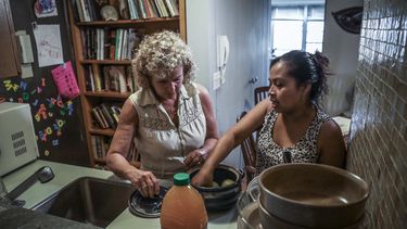 En esta foto del mi&eacute;rcoles 21 de agosto de 2019, Vivien Tartter, a la izquierda, visita a su hu&eacute;sped, la inmigrante guatemalteca Rosayra Pablo Cruz, en un apartamento en la planta baja que Tartter puso a disposici&oacute;n de Cruz y su familia, en Nueva York.&nbsp;