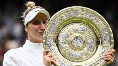Marketa Vondrousova de la República Checa celebra mientras besa el trofeo Venus Rosewater Dish durante la ceremonia de entrega de premios después de ganar el último partido de tenis individual femenino contra Ons Jabeur de Túnez en el decimotercer día del Campeonato de Wimbledon 2023 en el All England Lawn Tennis Club en Wimbledon, suroeste de Londres , el 15 de julio de 2023.  