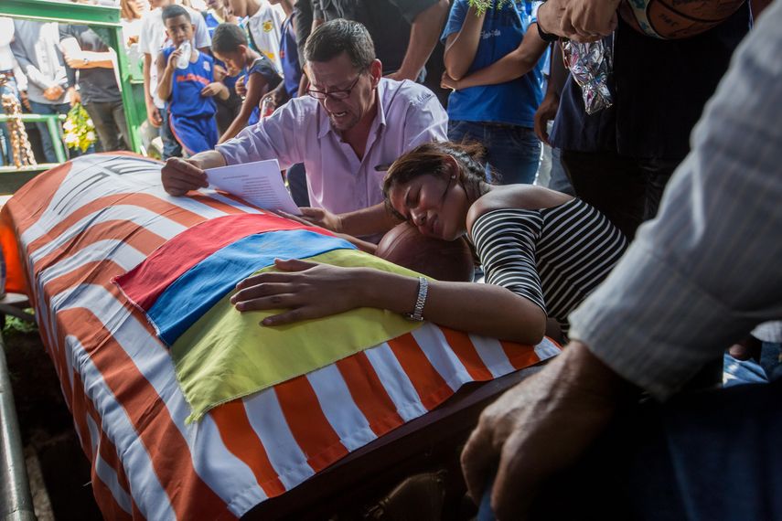 Familiares de Juan Pablo Pernalete, uno de los jóvenes asesinados, lloran su partida en el Cementerio del Este, ubicado en Caracas