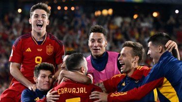 Jugadores de la selección de España celebran el gol anotado por Dani Carvajal en la tanda de penales que le permite a La Roja ser campeona de la Liga de Naciones de la UEFA sobre Croacia
