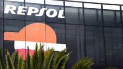 Vista de la sede de Repsol tomada en Madrid el 13 de abril de 2012. El gigante energético español Repsol buscará mecanismos para seguir operando en Venezuela, según declaró su director general el 31 de marzo de 2025, después de que Caracas afirmara que Estados Unidos había revocado las licencias de varias transnacionales de petróleo y gas para operar allí.&nbsp;