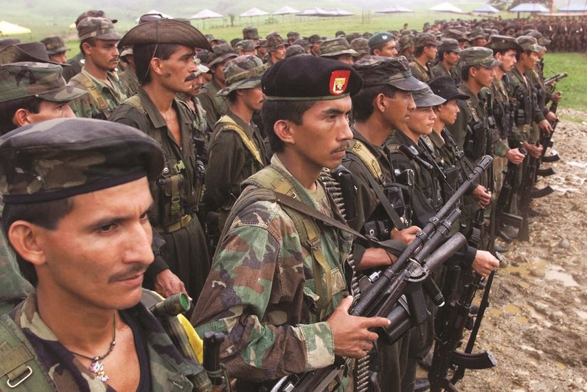 Fotografía de abril del año 2000 que muestra a un grupo de guerrilleros de las FARC en Colombia.