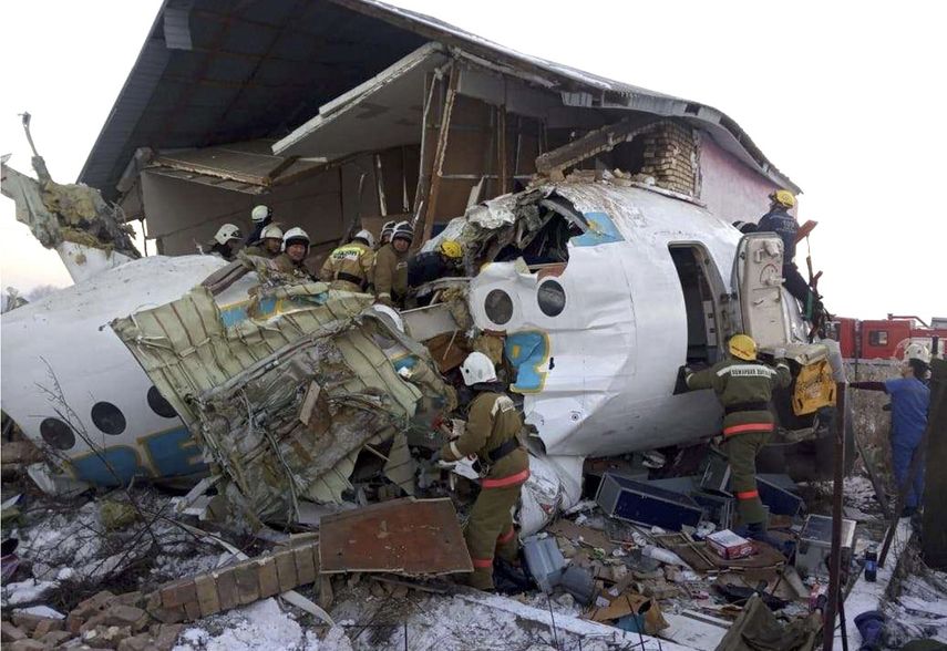 En esta fotograf&iacute;a facilitada por el Ministerio de Situaciones de Emergencia de la Rep&uacute;blica de Kazajist&aacute;n, polic&iacute;as y socorristas efect&uacute;an sus labores donde se estrell&oacute; un avi&oacute;n de pasajeros cerca del aeropuerto internacional de Almat&yacute;, el viernes 27 de diciembre de 2019. Hubo varios muertos, seg&uacute;n las autoridades.