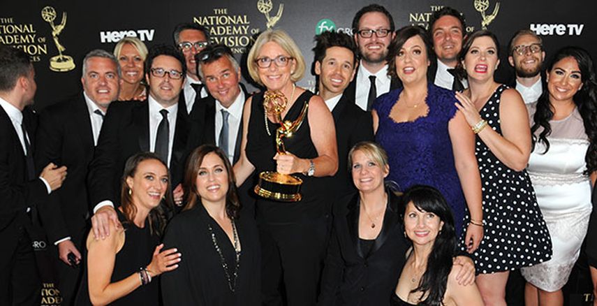 Mary Connelly, en el centro, y el personal de The Ellen DeGeneres Show posa en la sala de prensa con su premio Emmy en el hotel Beverly Hilton, California. (AP)
