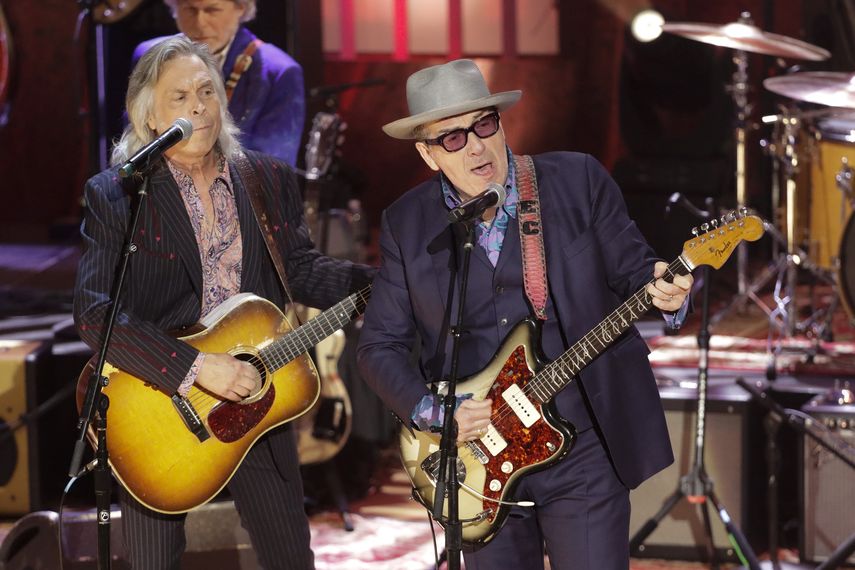 En esta fotografía del 11 de septiembre de 2019 Elvis Costello, derecha, y Jim Lauderdale, izquierda, durante su presentación en los Americana Honors & Awards. Elvis Costello creció escuchando cantar a su padre en español. &nbsp;