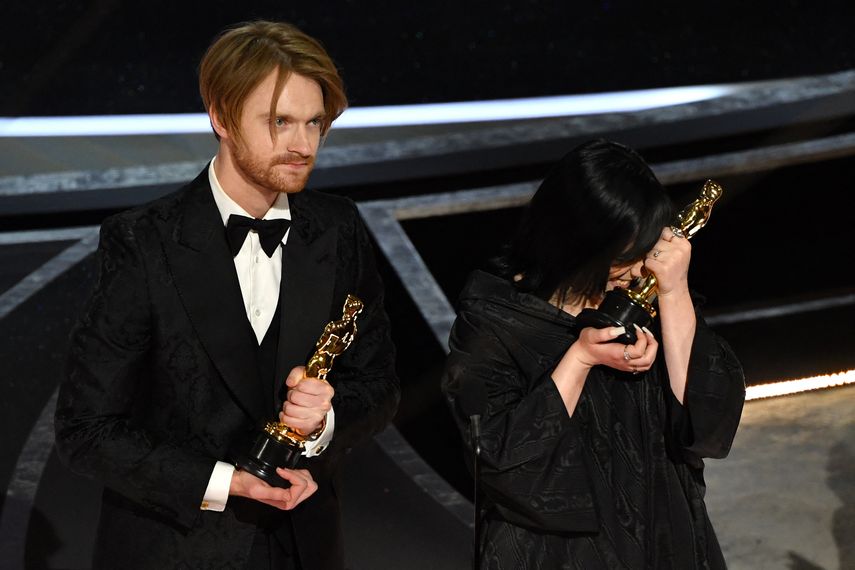 Finneas OConnell y Billie Eilish aceptan el premio a la Mejor canción original por No Time to Die en el escenario durante la 94 entrega de los premios Óscar.