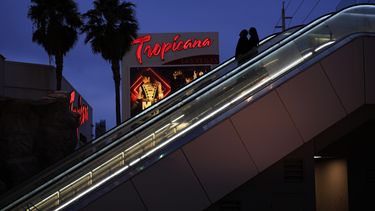 Gente en una escalera eléctrica afuera del hotel y casino Tropicana el jueves 28 de marzo de 2024 en Las Vegas.