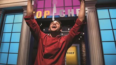 El actor venezolano Gabriel Coronel se emociona al resultar ganador de la competencia culiaria Top Chef Estrellas. (TELEMUNDO). 