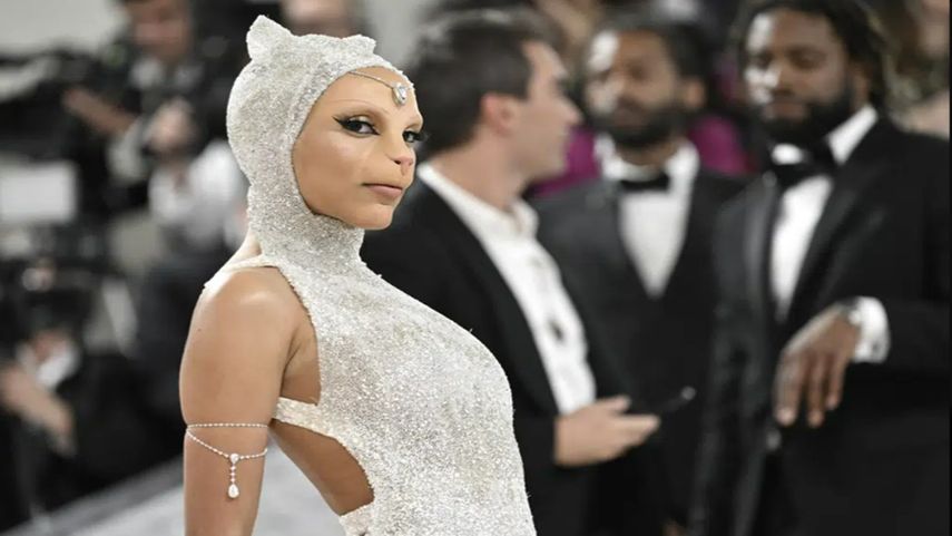 Doja Cat llega a la gala del Instituto del Vestido del Museo Metropolitano de Arte para celebrar la inauguración de la exposición Karl Lagerfeld: A Line of Beauty el lunes 1 de mayo de 2023 en Nueva York.