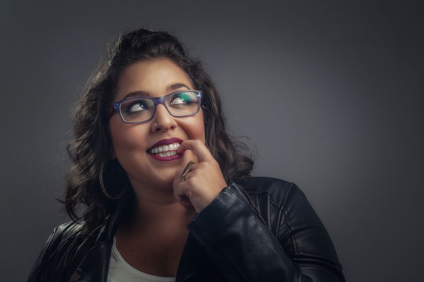 Actualmente tiene planes de asentarse un tiempo México donde tiene mas posibilidades de proyectarse dentro del stand up comedy.