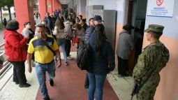 La gente acude a un centro de votación para votar durante el referéndum en Quito el 16 de noviembre de 2025. La gente acude a un centro de votación para votar durante el referéndum en Quito el 16 de noviembre de 2025.