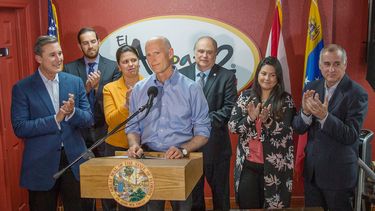 El gobernador de la Florida, Rick Scott, habla sobre la importancia de la ley HB 359.