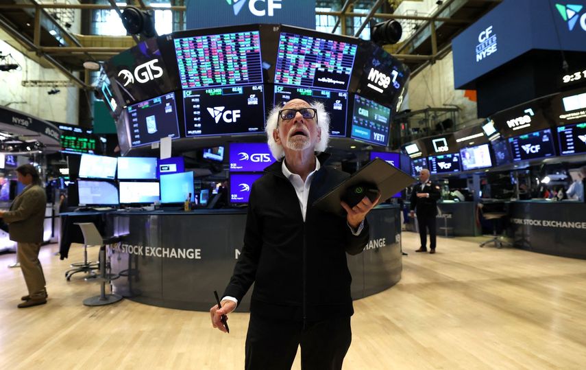 Un agente de la Bolsa de Nueva York observa índices del día.