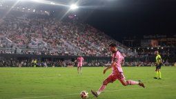 Lionel Messi, del Inter Miami, patea el balón durante la primera mitad de un juego contra el Atlanta United, el 25 de octubre de 2024.