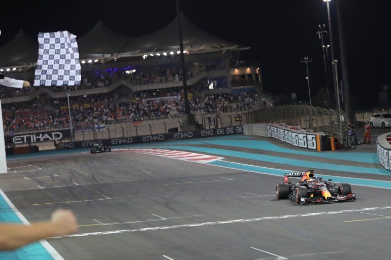 El holand&eacute;s Max Verstappen al cruzar la meta en Abu Dabi para ser campe&oacute;n de la F&oacute;rmula 1