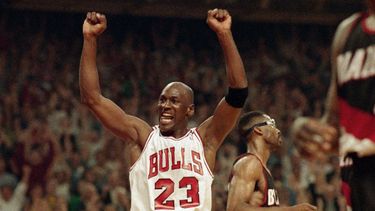 Michael Jordan celebra con su equipo los Bulls de Chicago