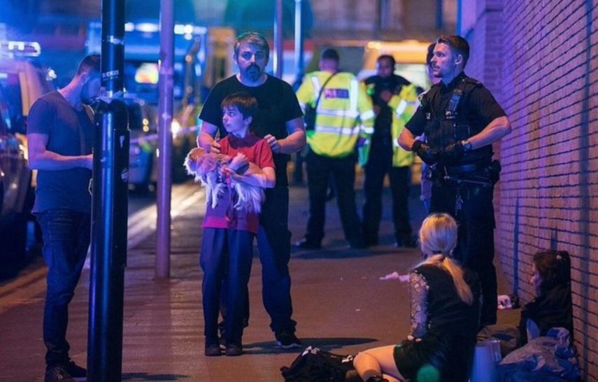 Varios muertos y heridos tras escucharse dos grandes explosiones junto al estadio&nbsp;Manchester&nbsp;Arena, en el norte de Inglaterra, donde actuaba Ariana Grande.