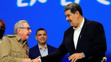Los dictadores Raúl y Castro y Nicolás Maduro, en Caracas, Venezuela, el 5 de marzo de 2023.