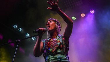 La cantante colombiana Andrea Echeverri del grupo Aterciopelados se presenta durante un concierto como parte del Festival de las Flores de Medellín el 13 de agosto de 2021.