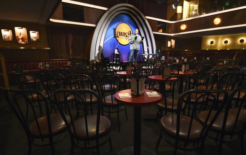 En esta foto del 20 de abril de 2020, el comediante Alonzo Bodden act&uacute;a sin p&uacute;blico en The Laugh Factory como parte del show virtual Laughter is Healing en Los &Aacute;ngeles.