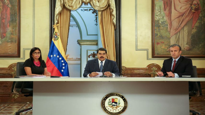 Nicolás Maduro en una alocución televisada, junto a la vicepresidenta Delcy Rodríguez y el vicepresidente económico, Tarek El Aissami.