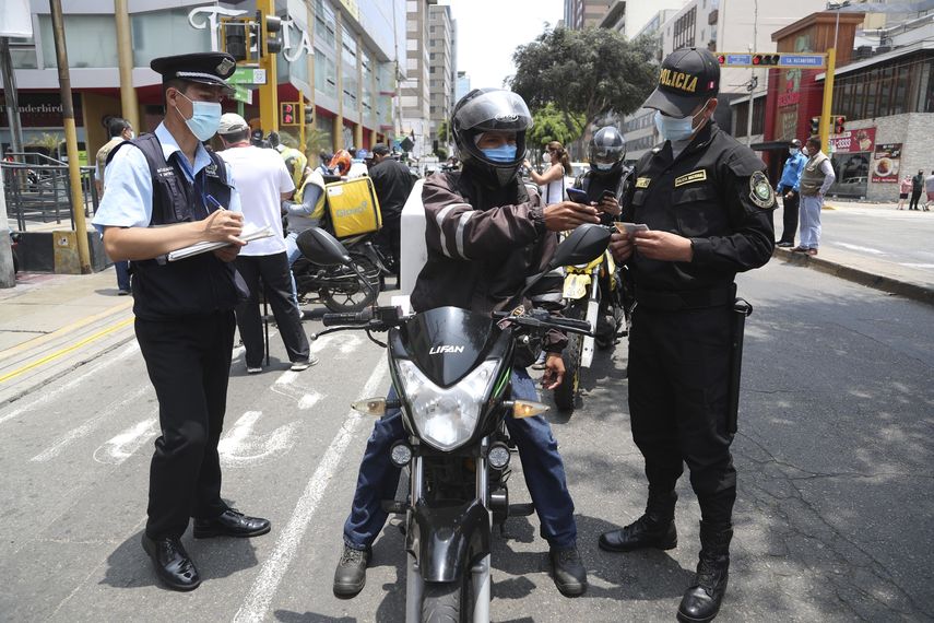 Un migrante venezolano muestra su documentación durante un control de seguridad en el distrito de Miraflores, en Lima, Perú, el 24 de enero de 2021. Perú alberga a alrededor de un millón de venezolanos desplazados, un flujo que comenzó alrededor de 2014, cuando la inflación, el desempleo, la delincuencia y la escasez de comida y medicamentos aumentó en su país natal.