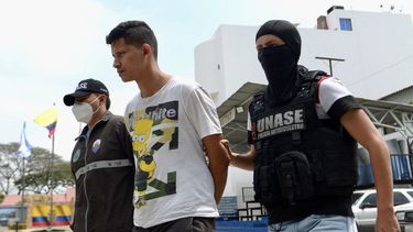 Miembros de la Policía Nacional escoltan a Javier Orellana (C), detenido por estar implicado en el secuestro del ciudadano chileno Luis Toledo en Guayaquil, Ecuador, el 4 de diciembre de 2022. Un miembro de la Armada chilena secuestrado en la ciudad costera de Daule, en el suroeste de Ecuador, fue rescatado con vida el domingo, dijeron las autoridades.