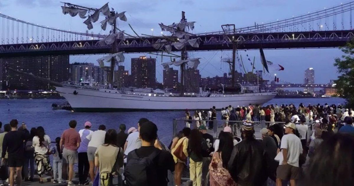 Dos muertos y 19 heridos al chocar buque escuela mexicano contra el puente de Brooklyn