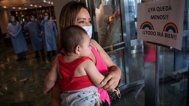 Momento en el que una de las últimas pacientes de COVID-19 abandona el Hotel Melia Barcelona Sarria.