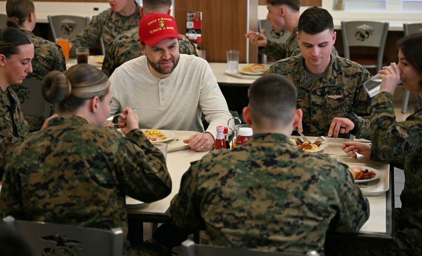 El vicepresidente de Estados Unidos JD Vance almuerza con miembros del ejército de EEUU durante su visita a Groenlandia.