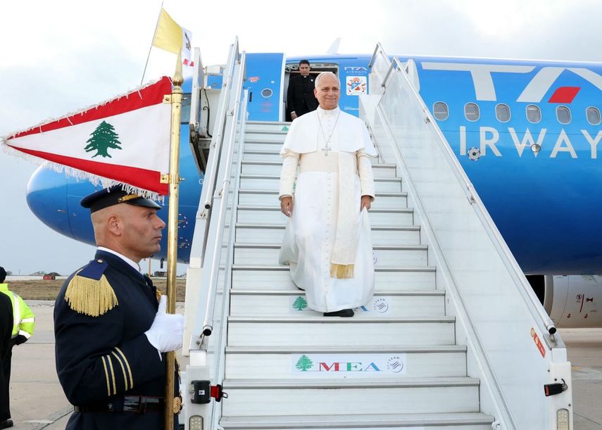 Una fotografía difundida por la oficina de prensa de la Presidencia libanesa muestra al Papa León XIV desembarcando de su avión a su llegada al Aeropuerto Internacional de Beirut, en la capital libanesa, el 30 de noviembre de 2025.
