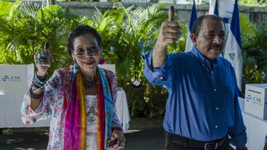 El mandatario Daniel Ortega (d), y su esposa y vicepresidenta, Rosario Murillo.