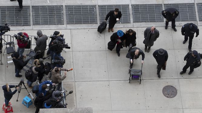 Harvey Weinstein es fotografiado por miembros de la prensa al llegar a la corte de Manhattan para su juicio por abuso sexual el jueves 20 de febrero de 2020 en Nueva York.&nbsp;