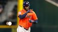 El cubano Yordan Álvarez recorre las bases del Globe Life Field, estadio de los Rangers de Texas, tras conectar un cuadrangular