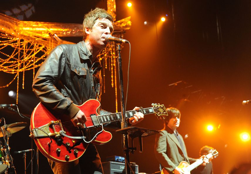Noel Gallagher de, la banda Oasis, se presenta en vivo en KROQ Almost Acoustic Christmas Night Two en el Anfiteatro Gibson, el 11 de diciembre de 2011, en Los Ángeles.