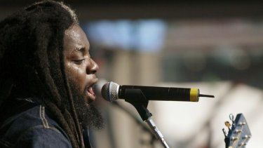 El cantante de reggae Peter Anthony Morgan canta durante el festival Jazz and Heritage de Nueva Orleans el sábado 4 de mayo de 2002, en Nueva Orleans.