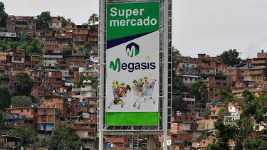 Un cartel promueve el primer supermercado iran&iacute; en Am&eacute;rica Latina cerca de un barrio pobre el mi&eacute;rcoles 29 de julio de 2020, en Caracas, Venezuela.