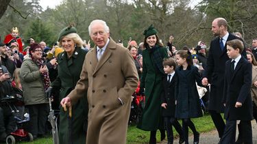 El rey Carlos III camina con la reina Camilla, seguido por Kate Middleton, princesa de Gales, el príncipe Louis, la princesa Charlotte, el príncipe de Gales William, y el príncipe George, a su llegada al tradicional servicio del día de Navidad de la Familia Real en la Iglesia de Santa María Magdalena en Sandringham, Norfolk, este de Inglaterra, el 25 de diciembre de 2024.