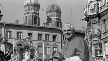 Con el trasfondo de las torres de la catedral de Múnich, el cardenal Joseph Ratzinger, luego papa Benedicto XVI, se despide de los fieles bávaros en Munich, 28 de febrero de 1982. El Vaticano defendió enérgicamente el miércoles 26 de enero de 2022 la trayectoria del papa Benedicto XVI en la lucha contra los abusos sexuales del clero después que un informe destacó su mal manejo de cuatro casos de abuso cuando era arzobispo de Munich.&nbsp;