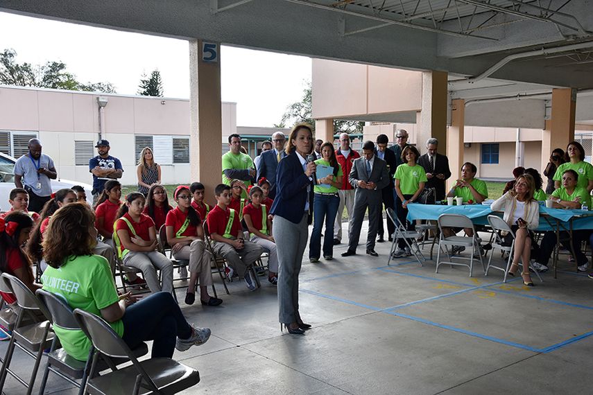 La directora de la escuela, Janet Olivera, se mostró muy agradecida por los anuncios del superintendente e indicó el destino de los fondos. (GISELLE SANTALUCCI)