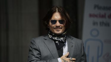 En esta foto de archivo del 23 de julio de 2020, el actor estadounidense Johnny Depp hace un gesto al público al arribar al Tribunal Superior de Londres. El Festival de San Sebastián le otorgará el Premio Donostia.