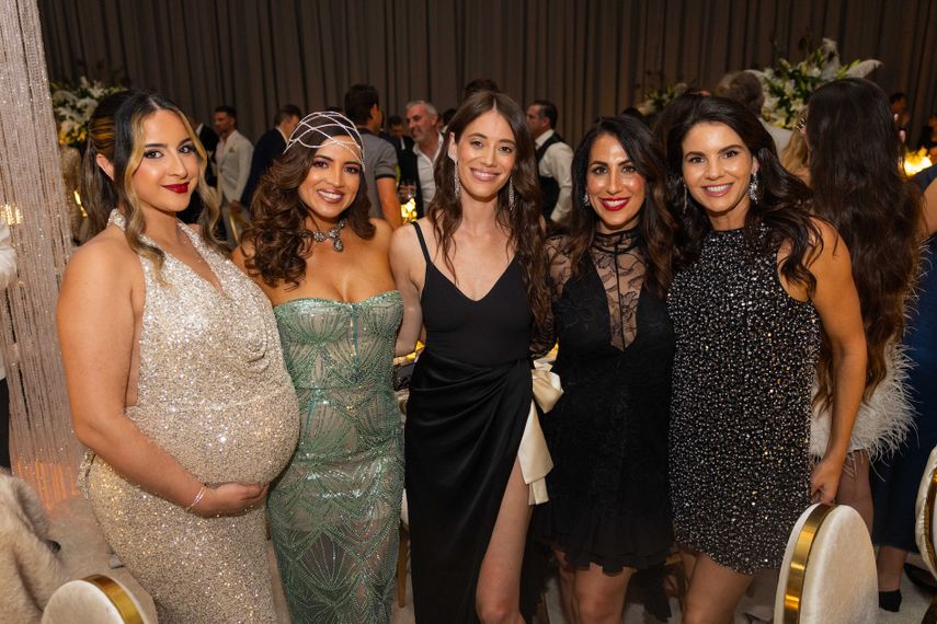 Varias asistentes posando para una foto en la noche de la gala.&nbsp;