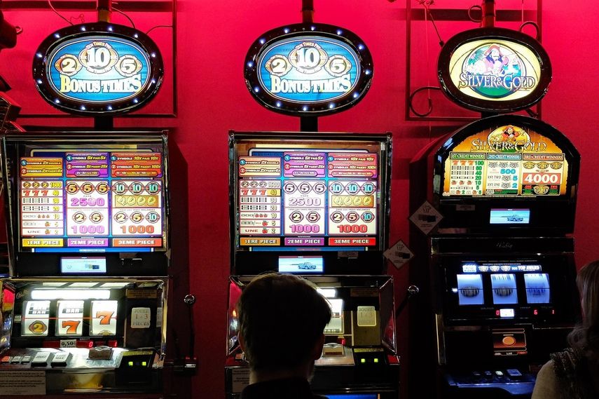 El sector del juego genera miles de empleos directos e indirectos. Solo en Nueva Jersey, se estima que más de 15,000 personas dependen directamente del ecosistema del juego online