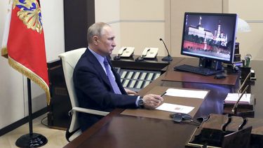 El presidente ruso Vladimir Putin durante una videollamada con funcionarios regionales en Mosc&uacute;, Rusia, el lunes 30 de marzo de 2020