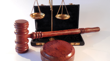Condenan a dos adolescentes a 10 años de prisión por matar a compañera en Francia