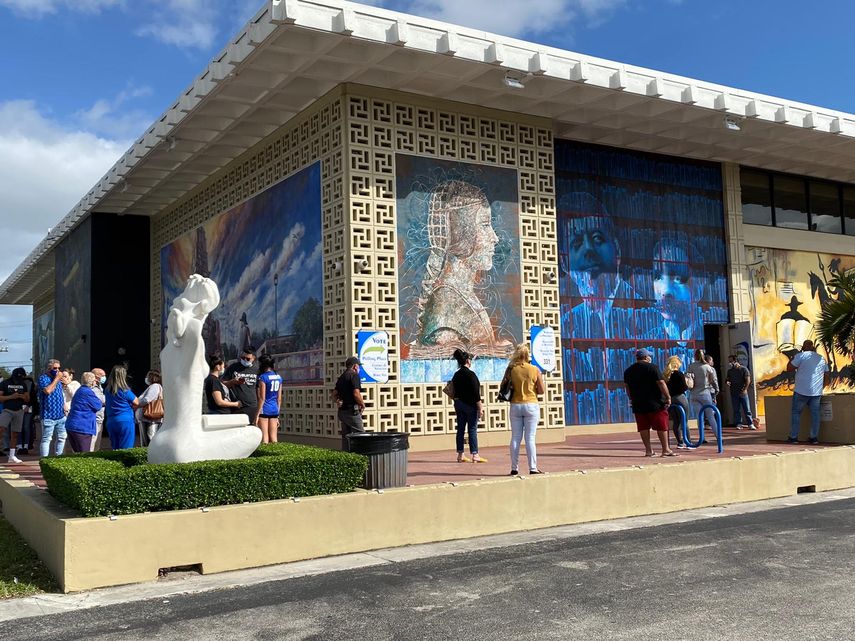 Votantes en Hialeah acudieron a la biblioteca John F. Kennedy.&nbsp;&nbsp;